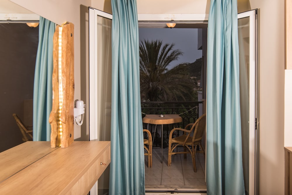 Family Suite, 2 Bedrooms, Pool View - Photo 6