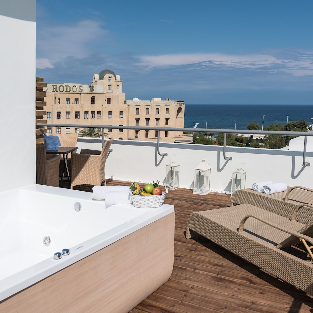 Panoramic Suite with open-air Jacuzzi photo 1