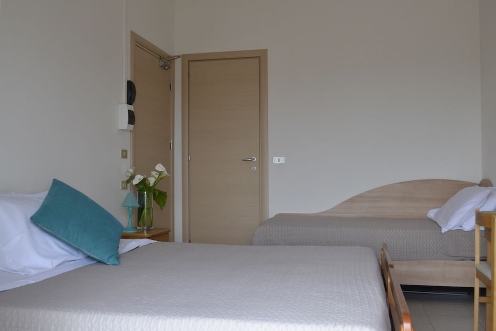 Standard Triple Room photo 3