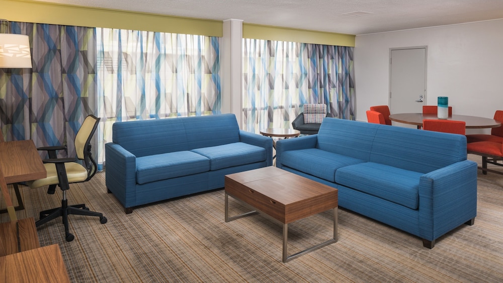 Suite, 1 Bedroom - Photo 2
