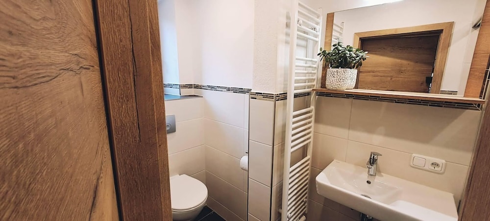 Traditional Studio Suite, 1 King Bed, Kitchen, Ground Floor (Room 5) photo 2