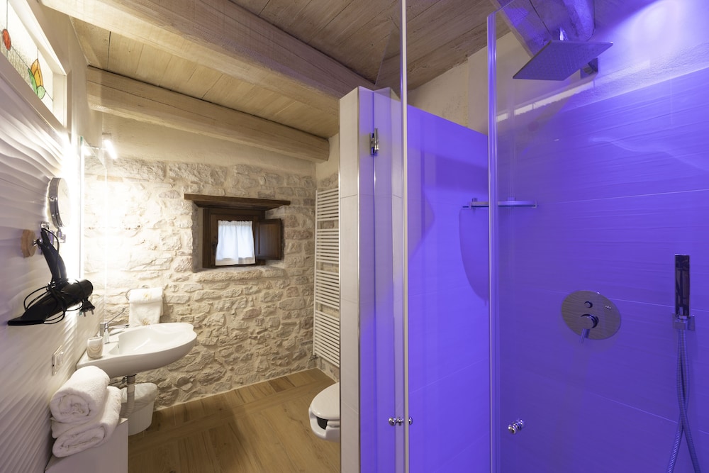 Deluxe Double Room - Photo 16