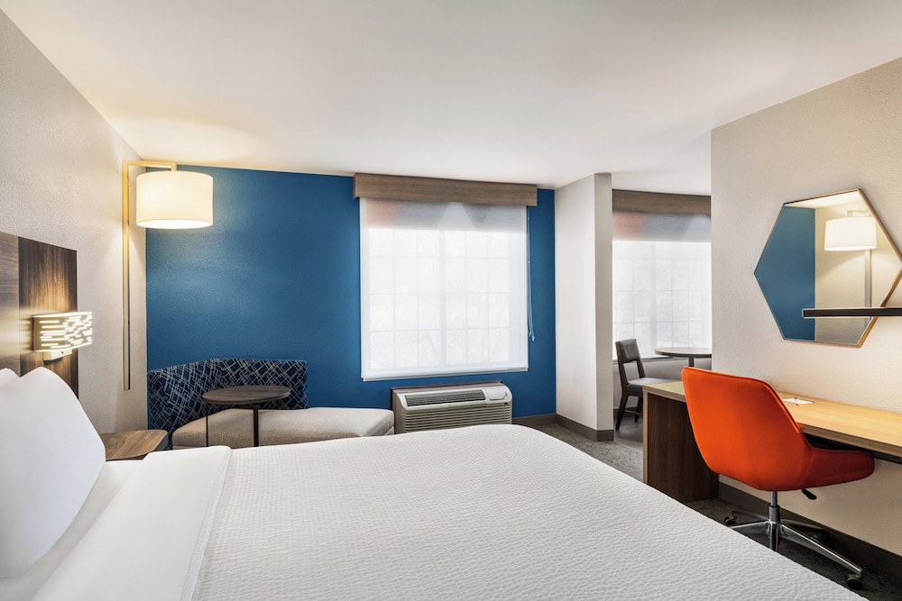 Suite, 1 King Bed - Photo 2