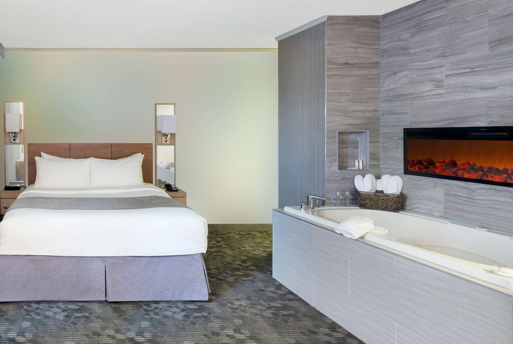 Suite, 1 King Bed (Skyline View) - Photo 8