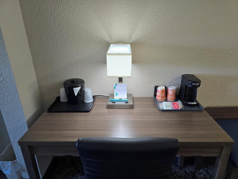 Suite, 1 King Bed, Non Smoking - Photo 2