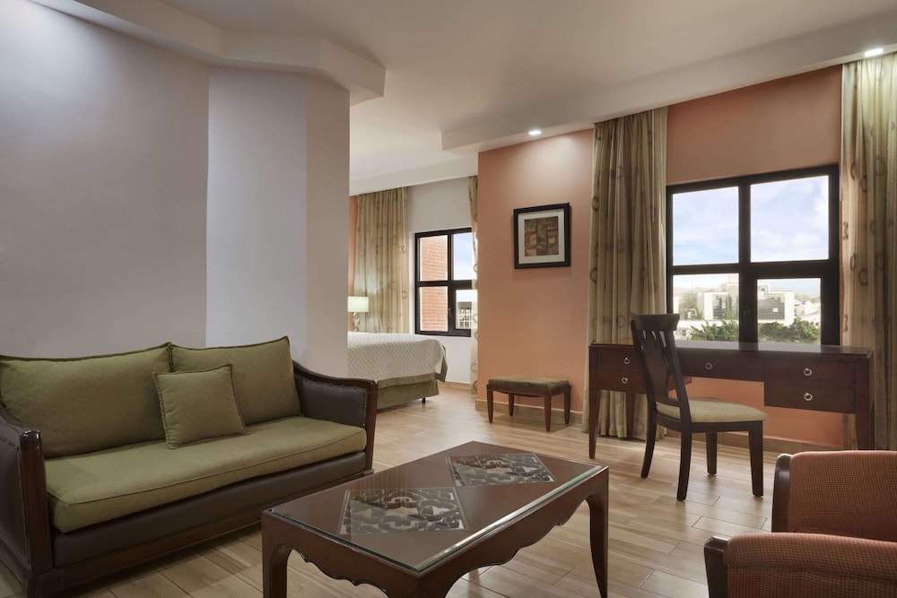 Standard Suite, 1 King Bed - Photo 1