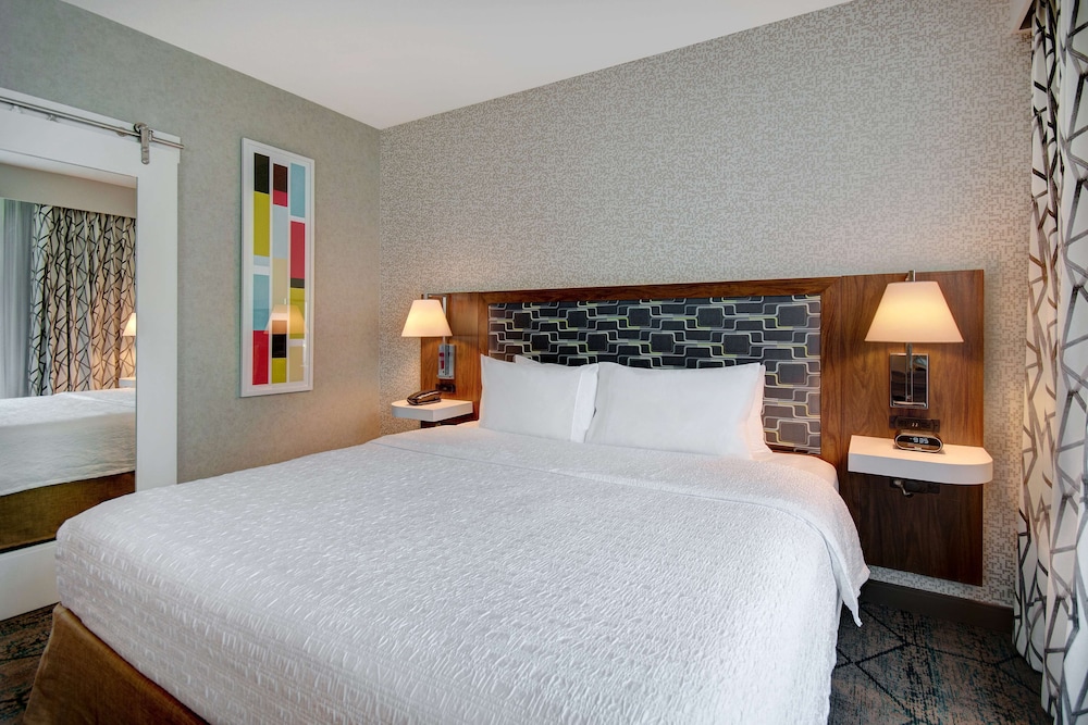 Standard Studio Suite, 1 King Bed, Refrigerator & Microwave (Wet bar) - Photo 3
