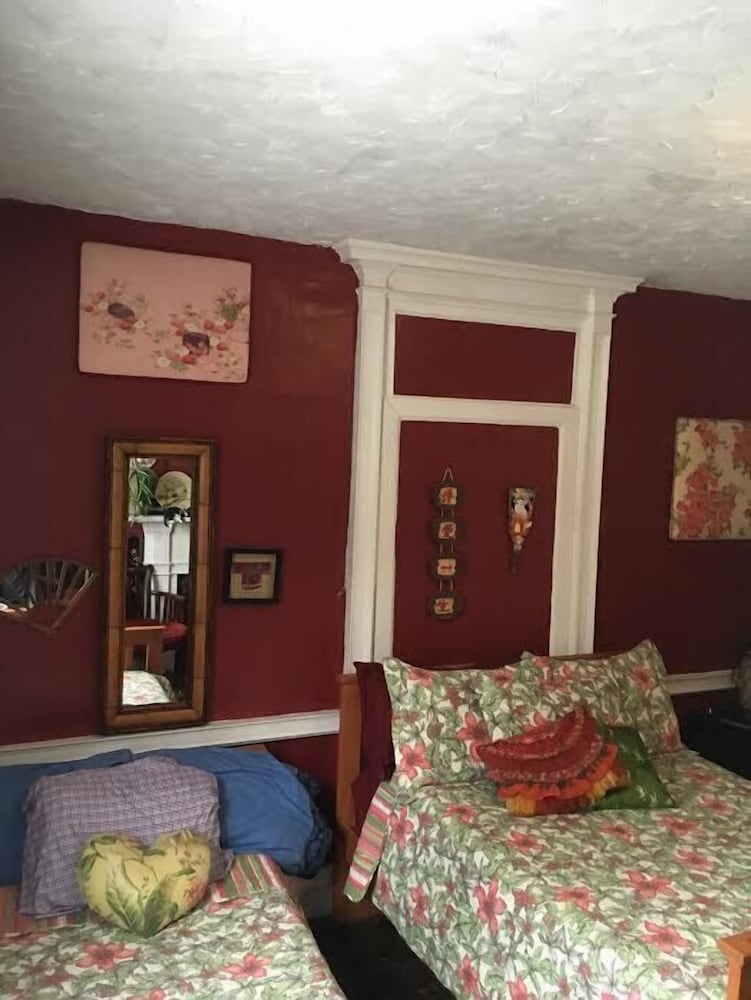 Red Room - Shared Bath photo 3