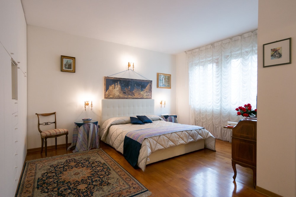 Luxury Suite, 1 Queen Bed, Ensuite photo 3