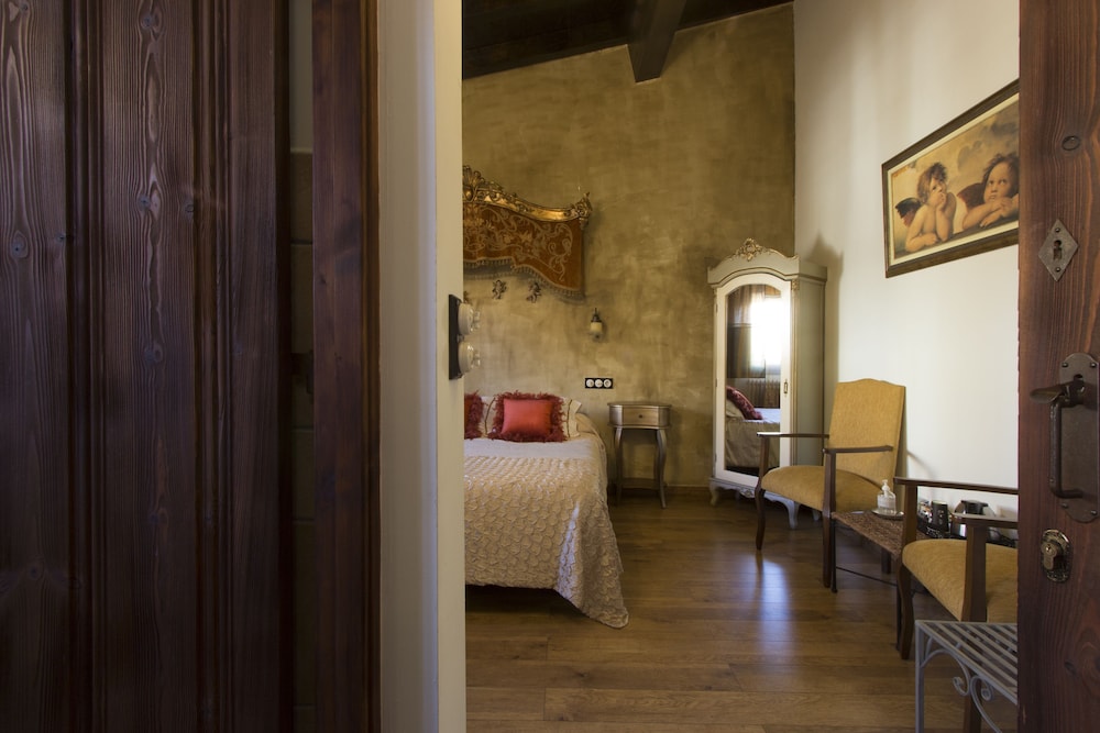 Standard Room, 1 Queen Bed photo 2