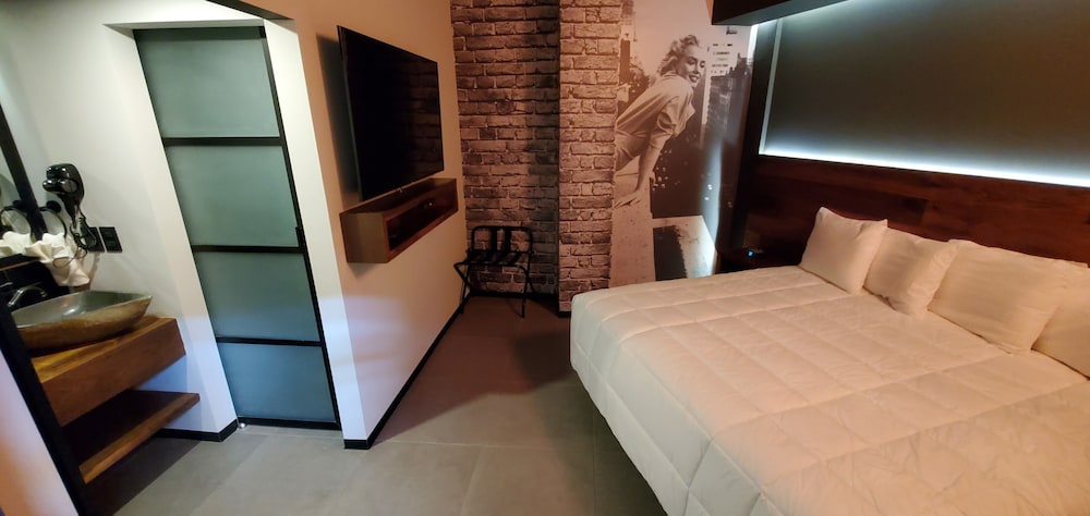 Deluxe Room, 1 King Bed - Photo 7