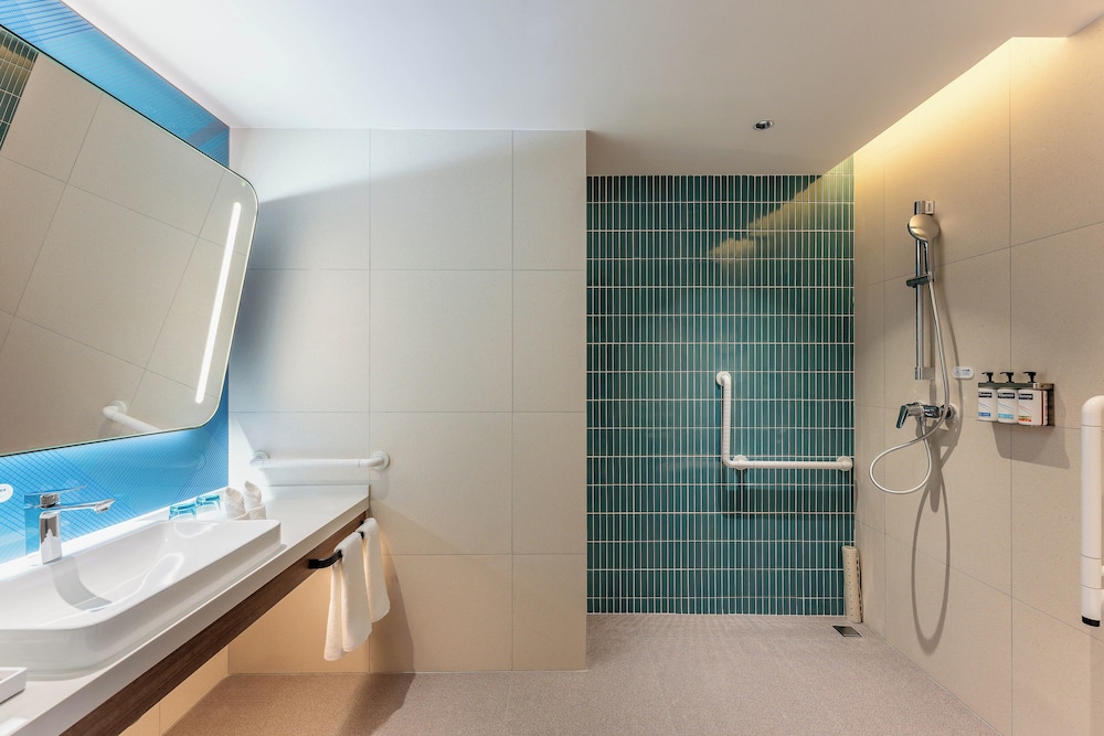 Standard Room, 1 King Bed, Accessible photo 3