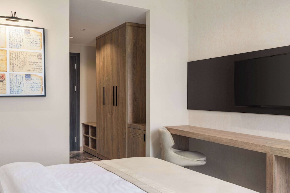 Room, 1 King Bed, Accessible, City View (Hearing)
