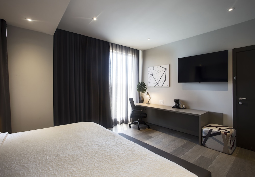 Suite, 1 King Bed, Non Smoking, Refrigerator - Photo 2