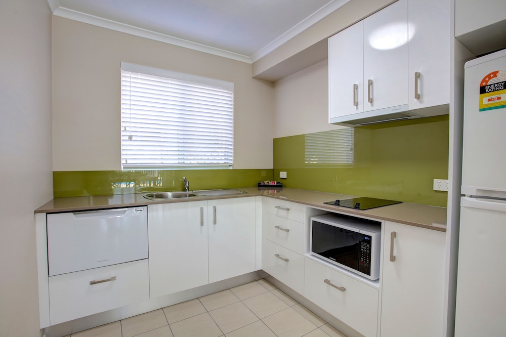 Two Bedroom Apartment - One Queen & Two Single Beds photo 3