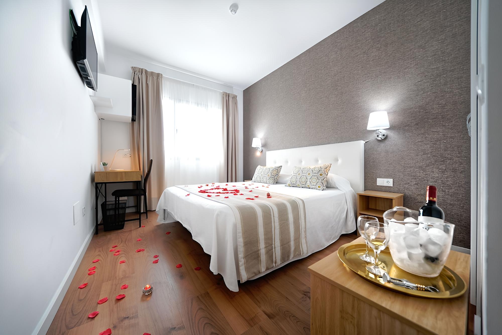 Standard Double or Twin Room - Photo 2