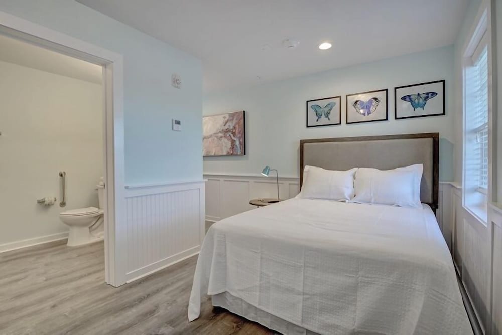 Standard Single Room, 1 Queen Bed, Refrigerator & Microwave photo 3