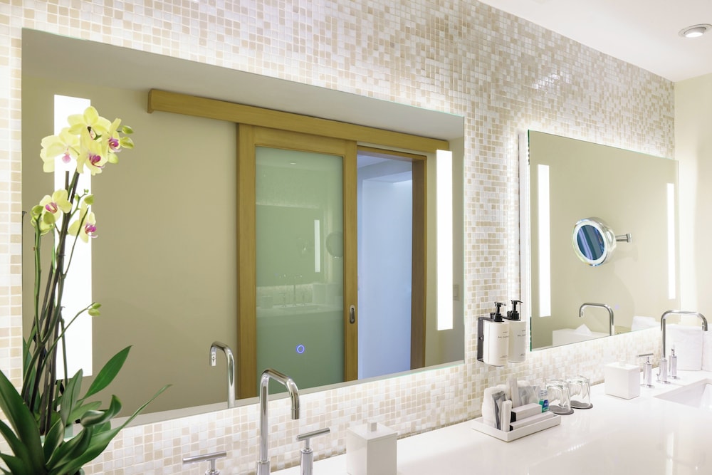 Junior Suite, 1 King Bed, Club Lounge Access (Pool View) - Photo 9