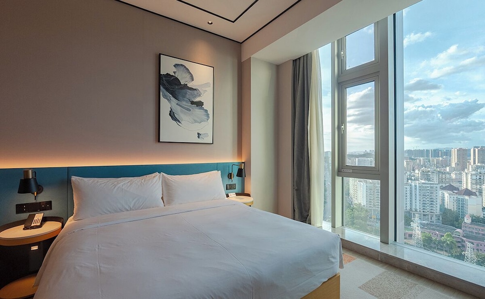 Business Room, 1 King Bed, Accessible thumbnail 6
