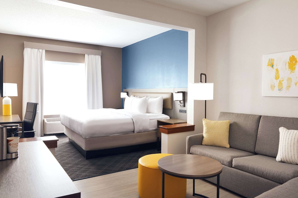 1 King Bed Suite - Balcony to Pool Area