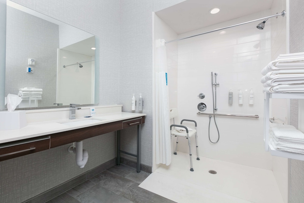 Room, 2 Queen Beds, Accessible, Bathtub - Photo 2