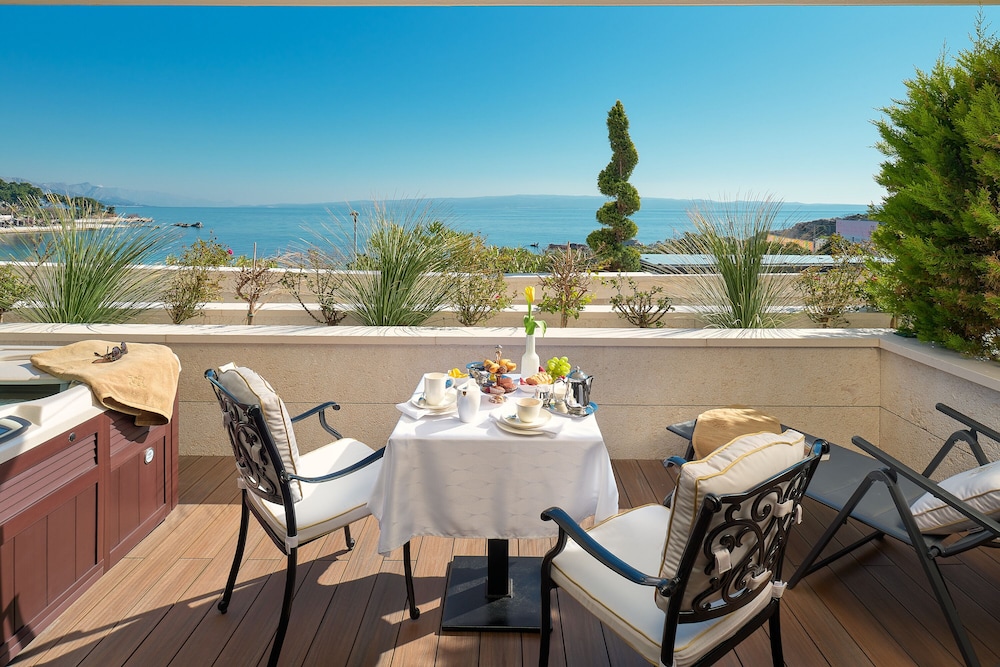 Deluxe suite (Sea front, Balcony, Jacuzzi) - Photo 6