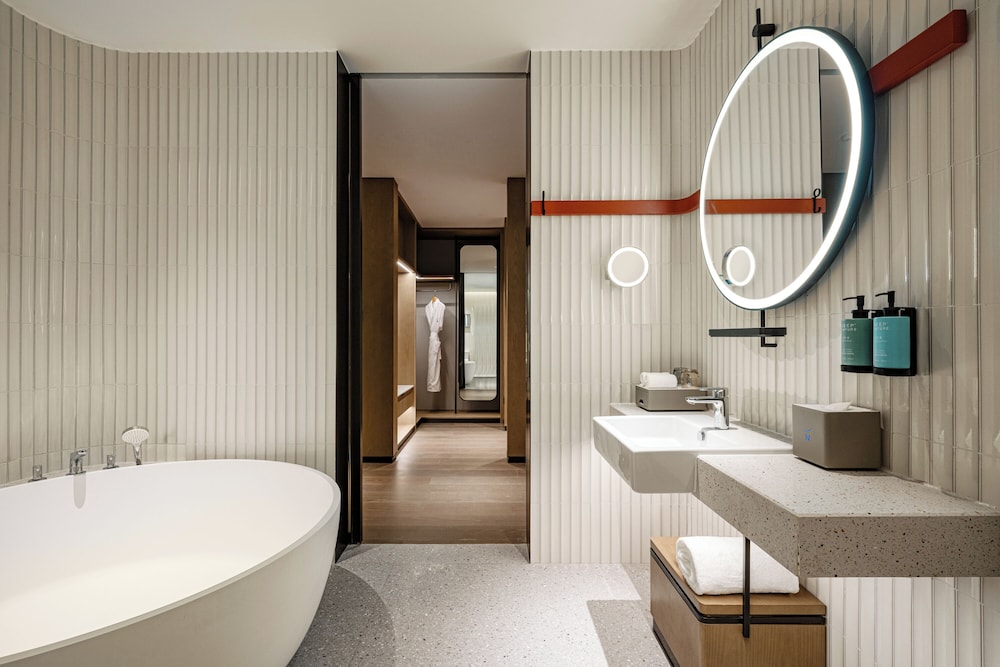 Executive Suite, 1 King Bed, Club Lounge Access, City View photo 3