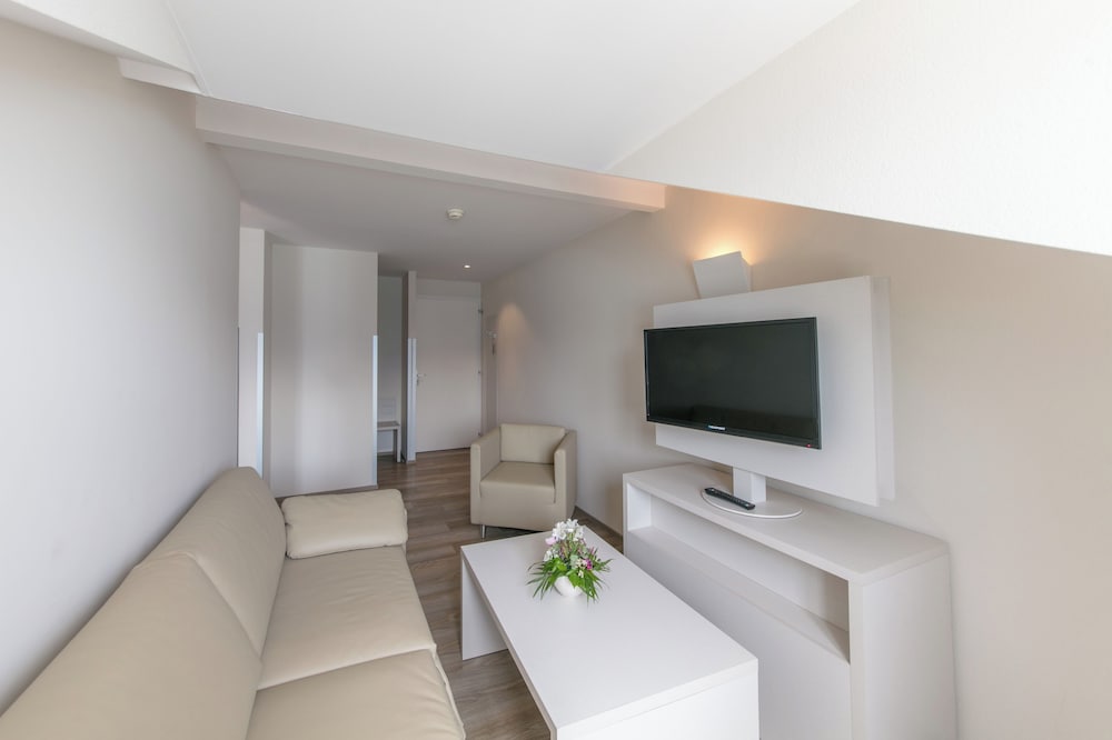 Family Room - Photo 3