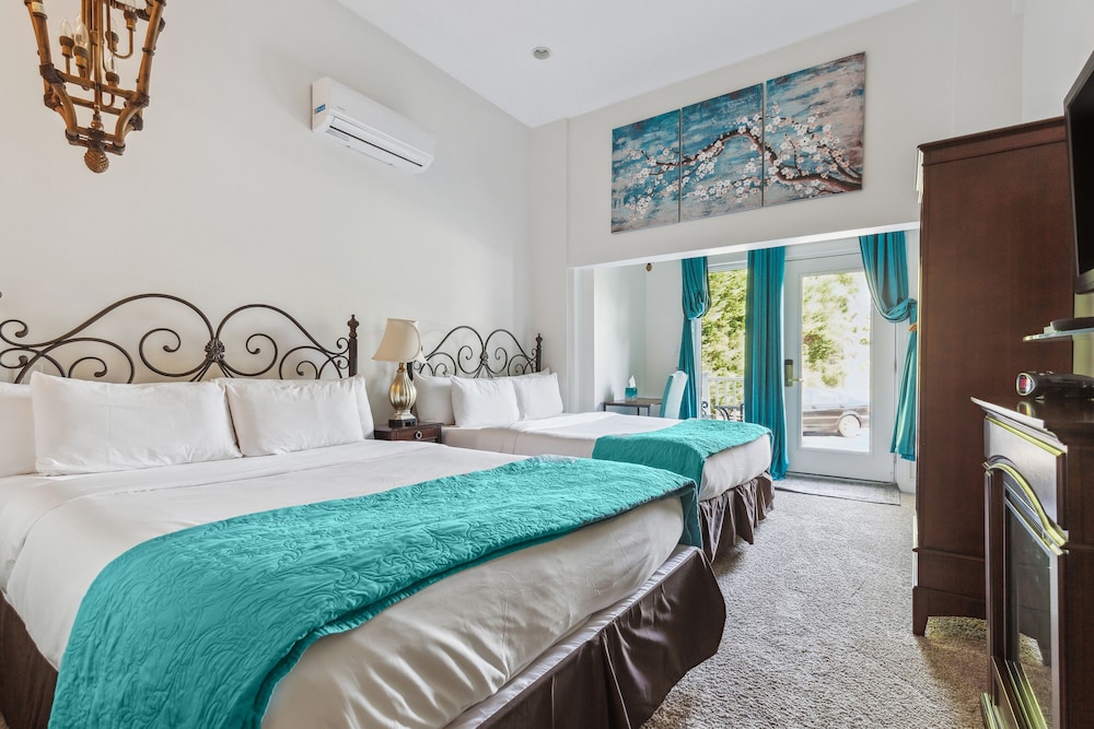 Z Suite - Villa Suite, 1 Person Sized Jetted Tub, 2 Queen Beds, 1st Floor