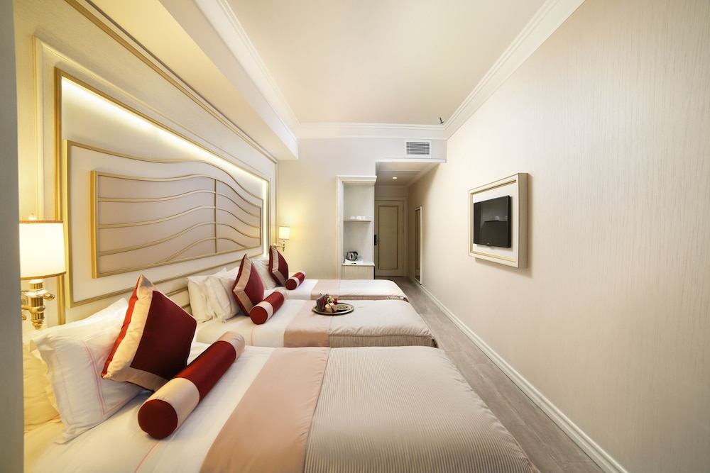 Deluxe Triple Room, Multiple Beds, Allergy Friendly, City View photo 1