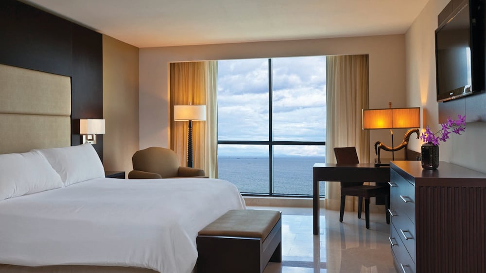 Premium Room, 1 King Bed, Ocean View (High Floor) - Photo 4