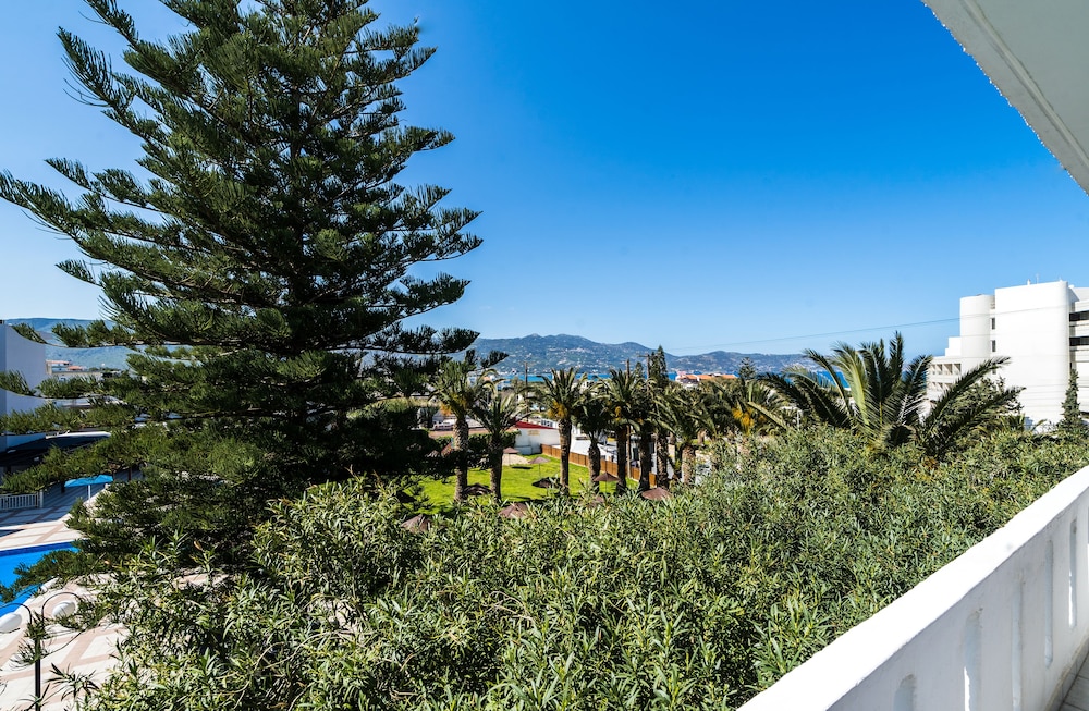 Classic Studio, 1 Bedroom, Partial Sea View photo 2