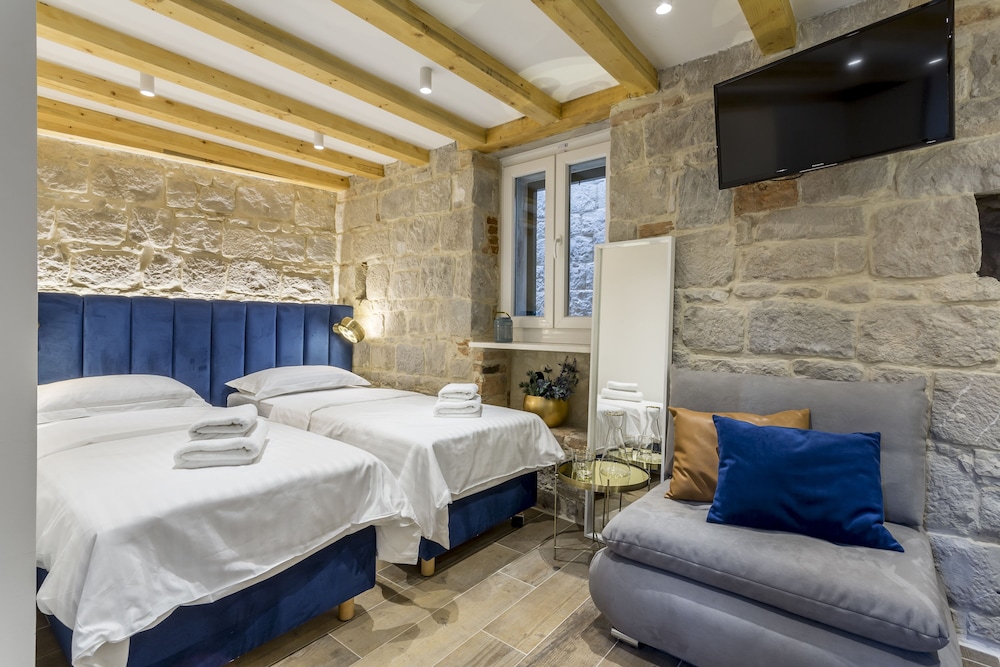 Deluxe Double Room (2)