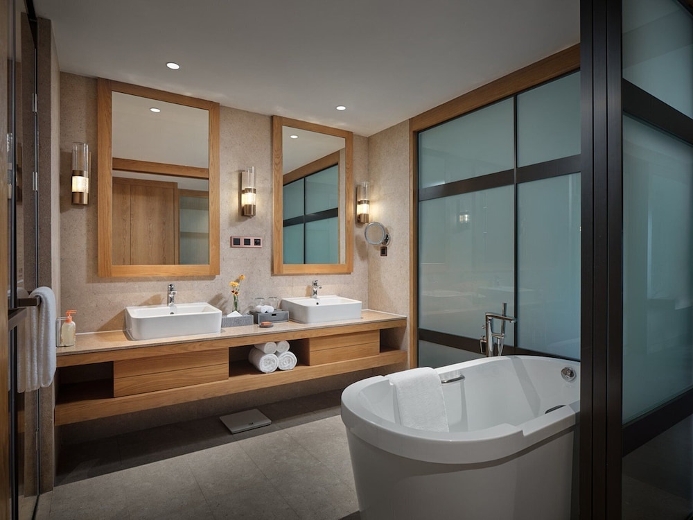 Standard Room, 2 Double Beds, Club Lounge Access, Mountain View