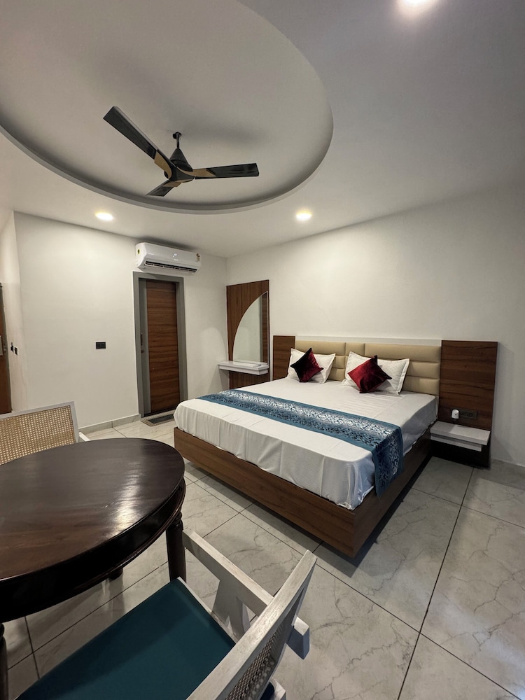 Superior Room, 1 King Bed, City View