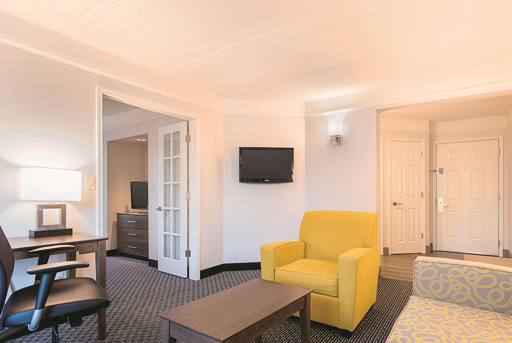 Suite, 1 King Bed, Non Smoking - Photo 7