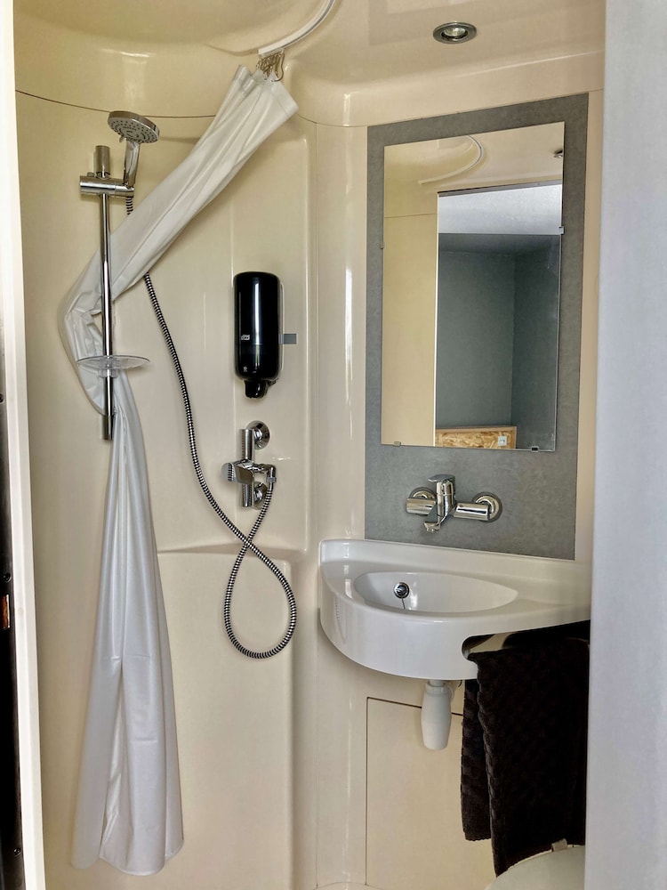 Standard Room, Multiple Beds (1 Double and 1 Single bed) - Photo 6