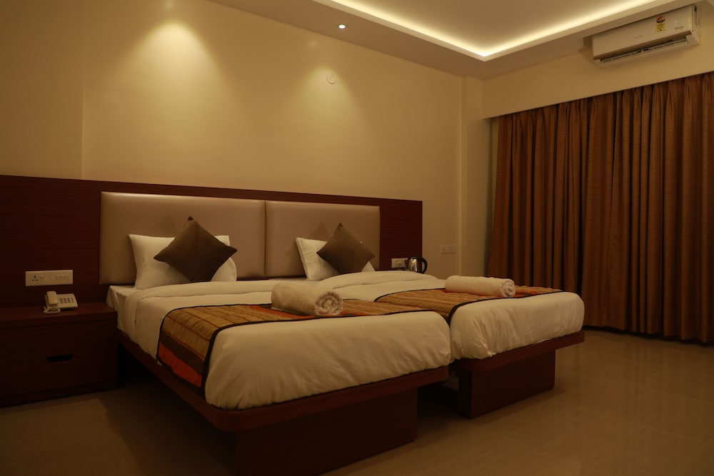 Deluxe Twin Room with Balcony - Photo 11