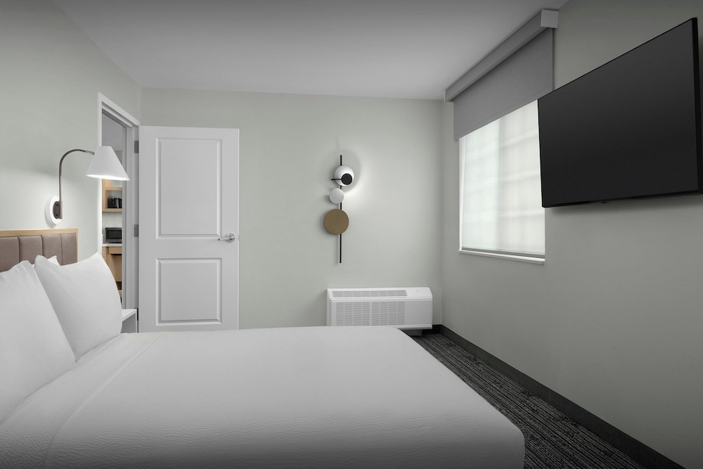 Suite, 1 Bedroom - Photo 10