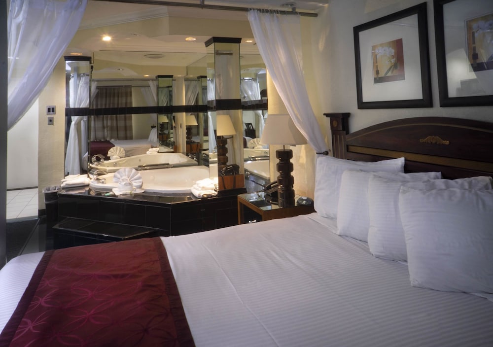Honeymoon Room photo 2