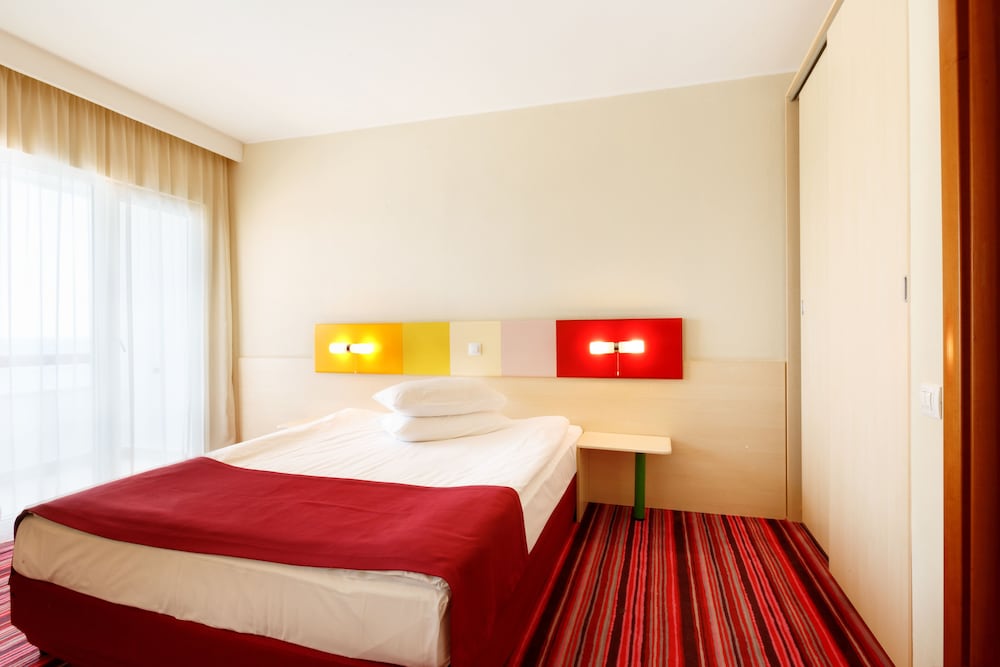 Sea View Apartment, Queen Bed + Sofa Bed, Air-Condition, 2 Balconies, Nonsmoking