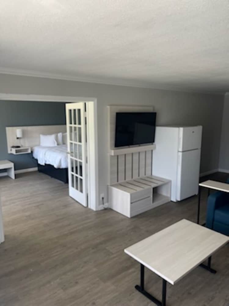 Suite, 1 King Bed, Accessible, Non Smoking photo 2