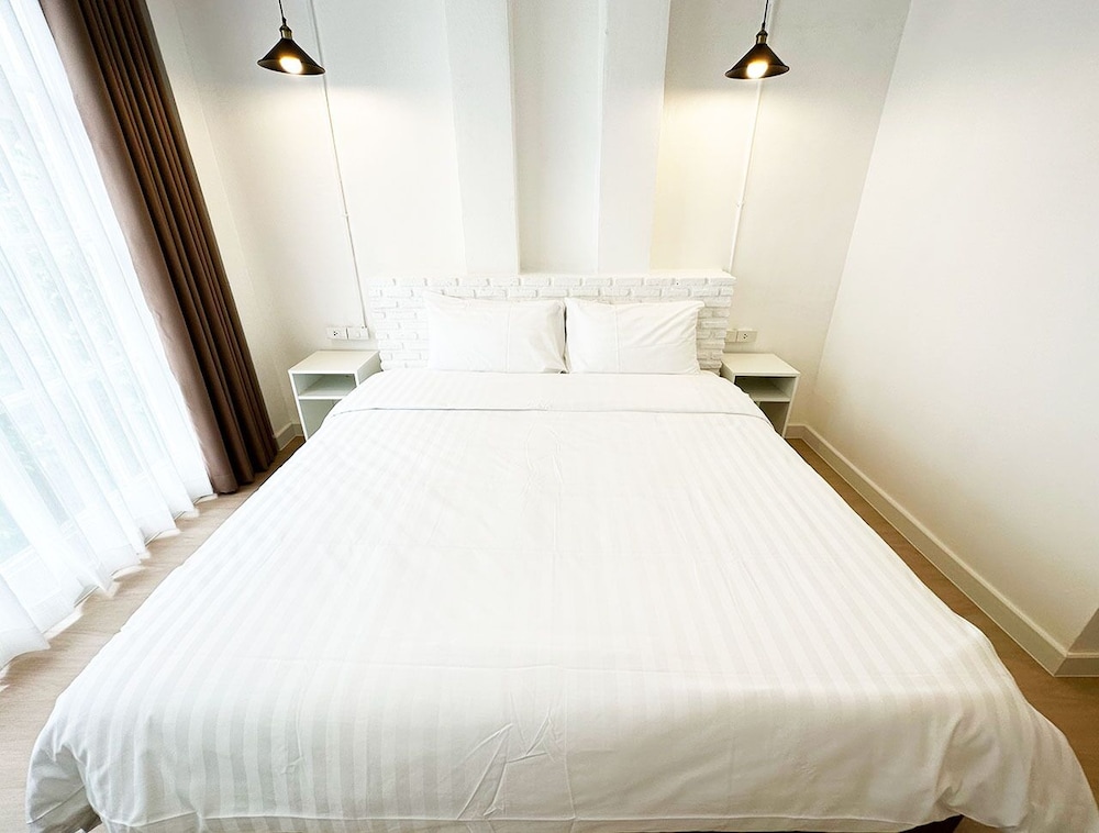 Standard Room, 1 King Bed, Non Smoking, Garden View photo 1