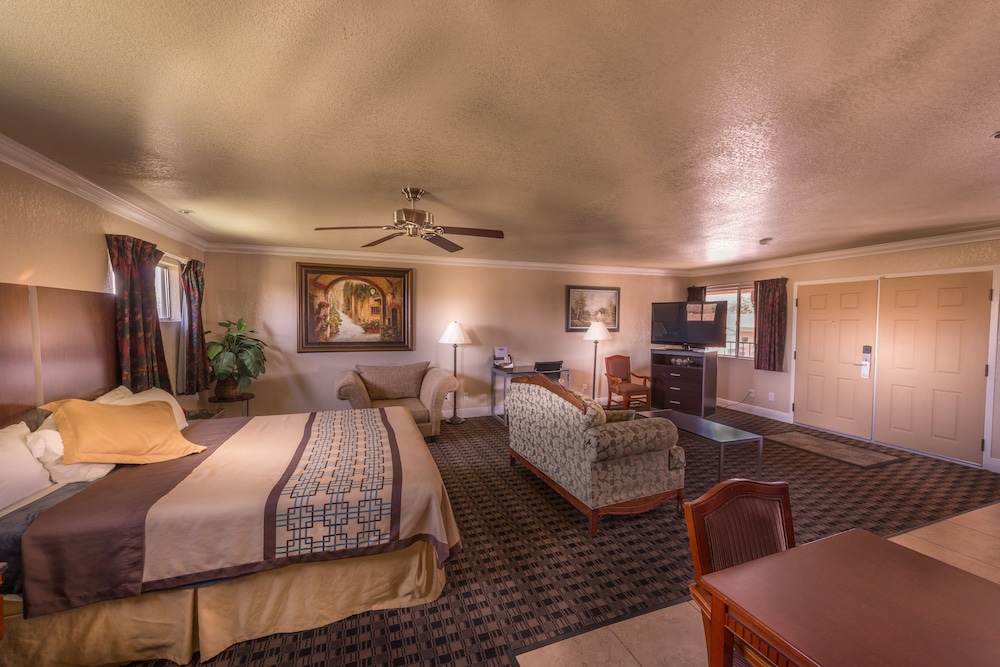 One King Bed, Non-Smoking - Photo 7