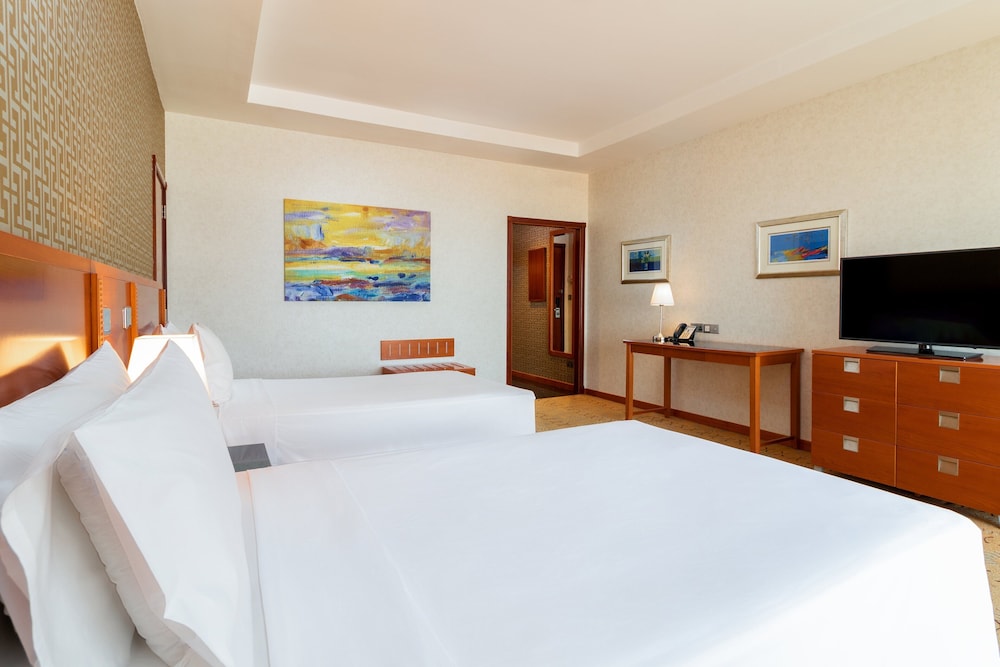 Suite, 2 Bedrooms - Photo 2