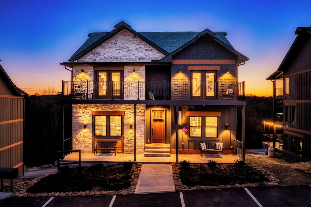 Luxury Cabin, 6 Bedrooms, Private Pool, Mountain View