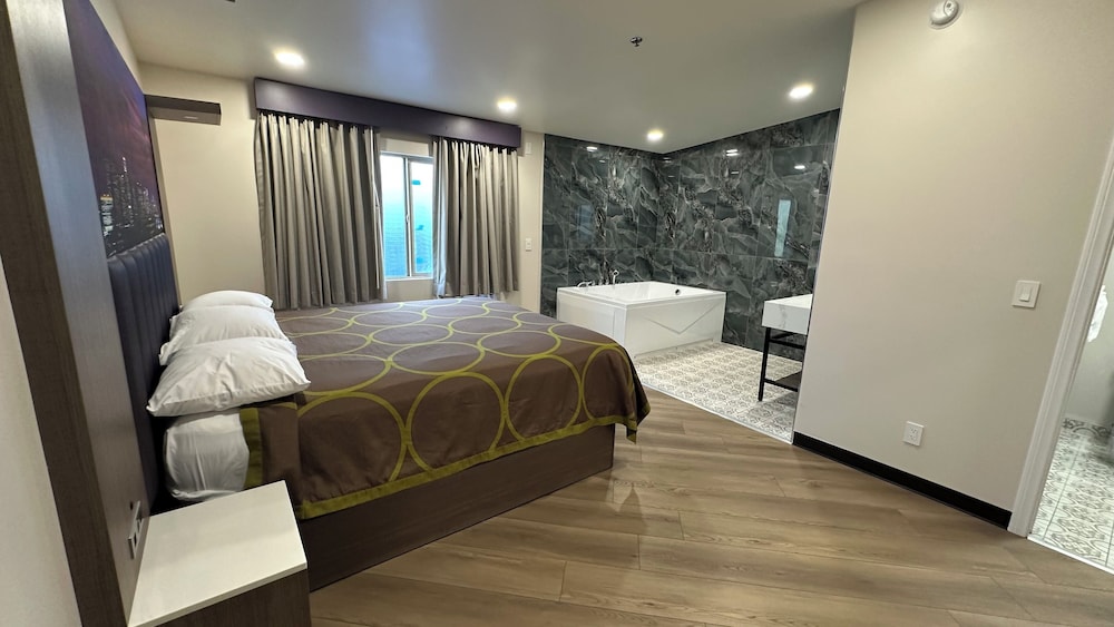 King Bed, Jetted Tub photo 3
