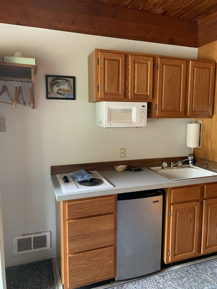 A - 1 Queen w/ Kitchenette photo 2