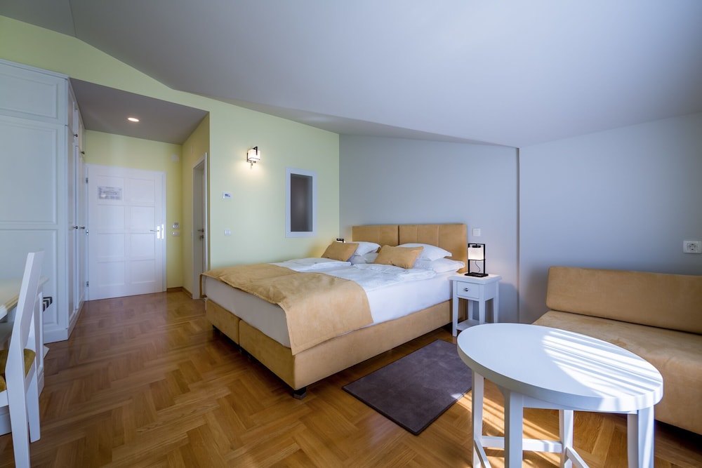 Deluxe Double Room (303)