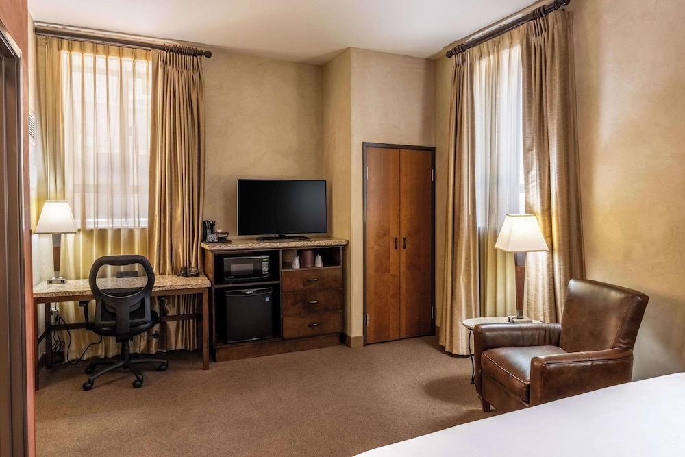 Deluxe Room, 1 King Bed, Refrigerator & Microwave (Upper Floor) photo 1